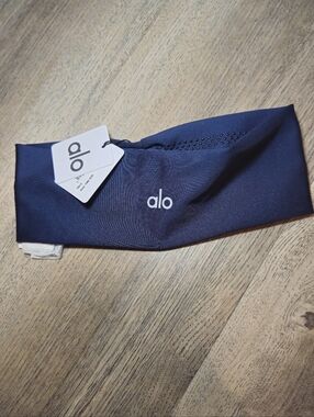 Alo Yoga NWT Performamcw Conquer Headband Navy